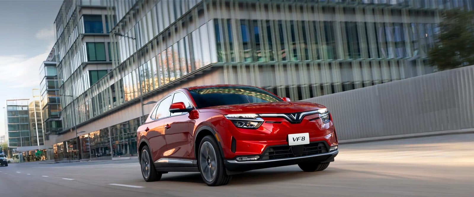 VF 8 màu đỏ chạy trong phố, góc trước